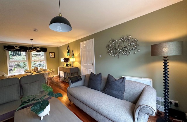 Coorie Neuk - a beautiful cottage overlooking Crinan Canal