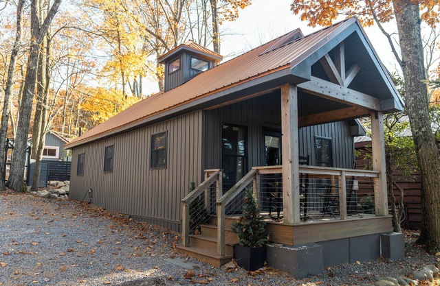 Copper Cabin at Lake Harmony! Lake, private beach, hike, dine, bars & More.
