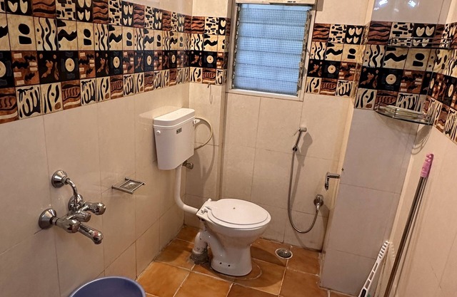 Coral : Private Studio near Osho in Koregaon Park. WiFi Smart Tv Kitchenette