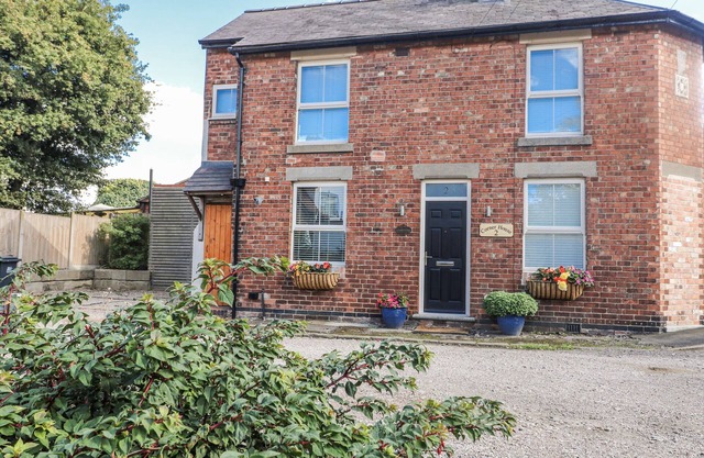 CORNER HOUSE COTTAGE, pet friendly in Ilkeston