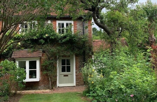 Cosy 18th Century Cottage. Backs onto Golf Course, Village location.