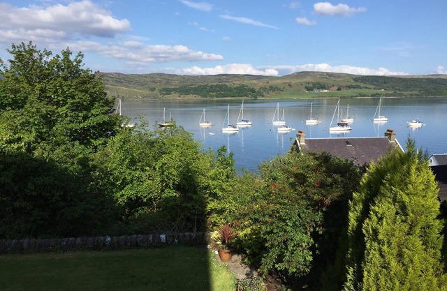 Cosy 1st floor flat surrounded by communal gardens with seaview of Kyles of Bute