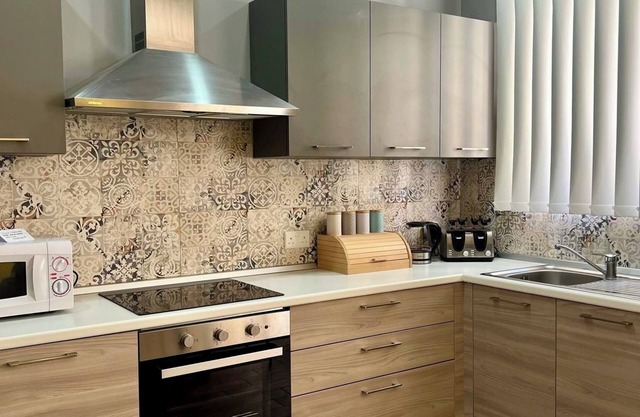 Cosy 2-bedroom apartment with AC, WiFi in lovely Marsalforn, excellent location
