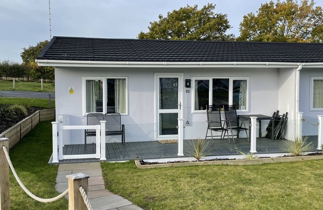 Cosy 2 Bedroom Lodge with onsite Pool