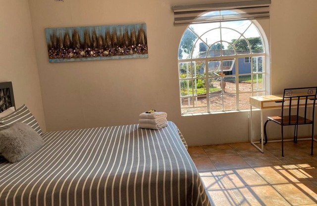Cosy 2-Bedroom Retreat with Garden, Hot Water & Solar Backup