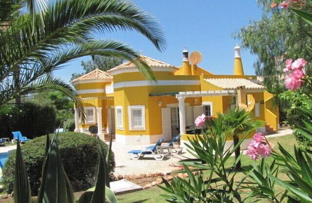Cosy 3 bedroom private pool villa,WIFI,1250m² mature evergreen private gardens