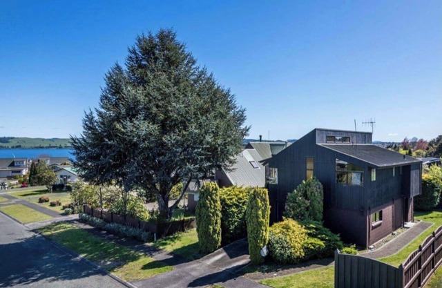 Cosy 80's Taupo Bach, 3 min Walk to the Lake and Sailing Centre