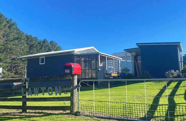 Cosy Aotea Cottage with water views, a gentle stroll to the beach. Pet Friendly!