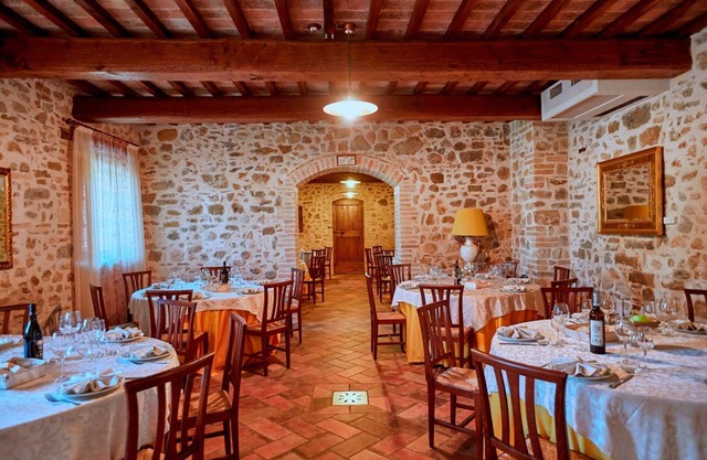 Cosy apartment for 5 people with pool, WIFI, TV, pets allowed and parking, close to Spoleto