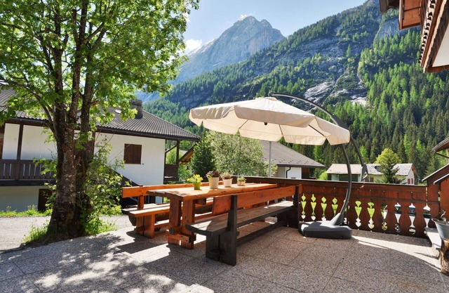 Cosy apartment for 6 guests with WIFI, TV, patio and parking
