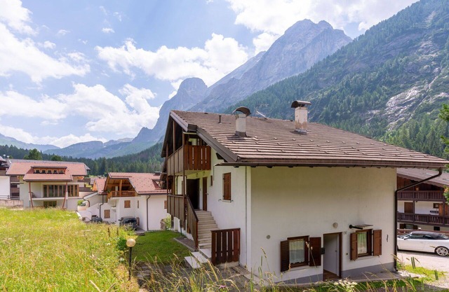 Cosy apartment for 6 guests with WIFI, TV, patio, pets allowed and parking