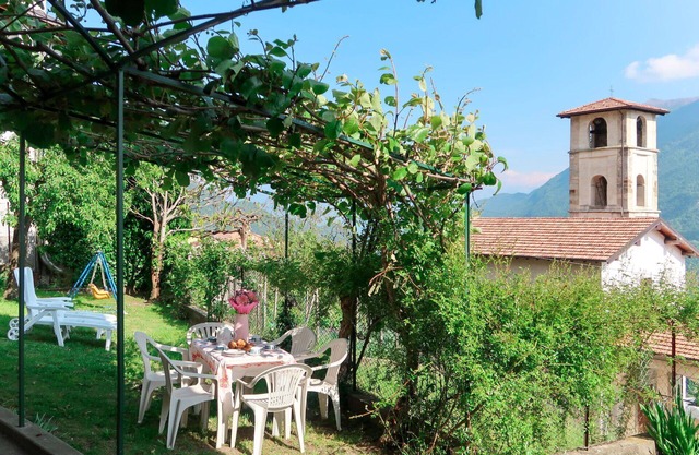Cosy apartment for 6 guests with WIFI, TV, patio, pets allowed and parking