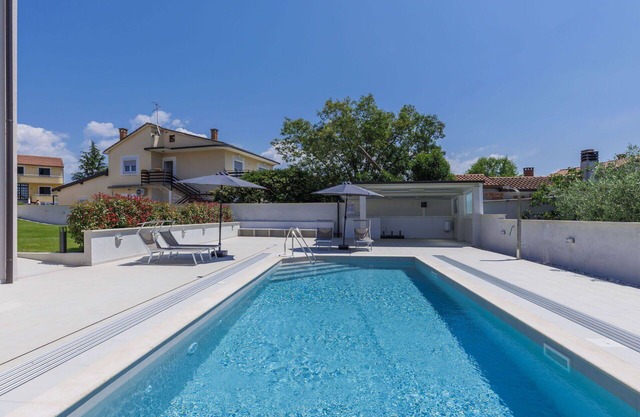 Cosy apartment for 6 guests with WIFI, pool, A/C, TV, terrace and parking