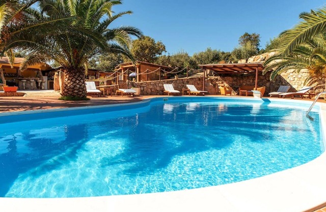 Cosy apartment for 8 people with A/C, WIFI, pool, TV, patio, pets allowed and parking