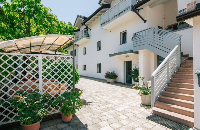 Cosy apartment for 4 guests with WIFI, TV, patio, pets allowed and parking