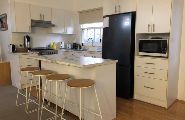 Cosy beach style house. Walking distance to lake and 10 minutes drive to beach