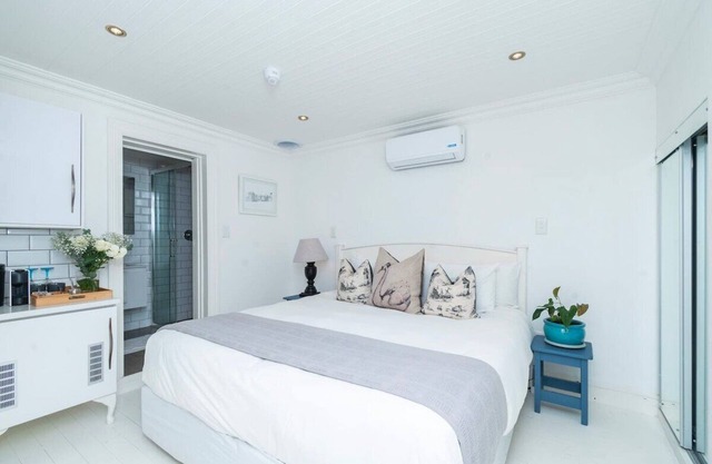 Cosy Cabin Room in Coastal Navy Town