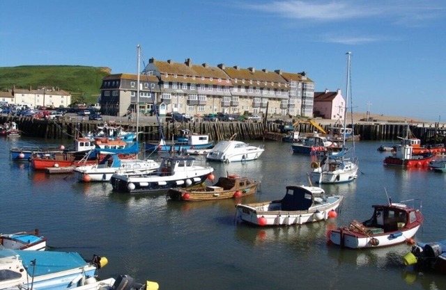 Cosy character apartment overlooking historic harbour and beach
