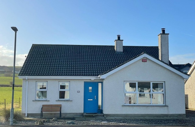 Cosy coastal bungalow in Portballintrae. Five minute drive to portrush.