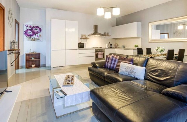 Cosy, fully equipped 1BR home with Private Balcony