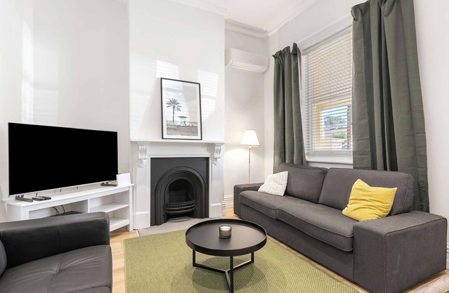 Cosy Glenelg South Family Cottage| Close To Beach | Pets Welcome