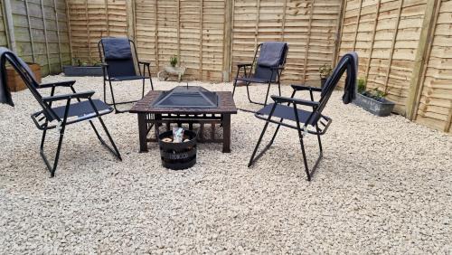 Cosy home with garden and parking, Yorkshire Fox Retreat Mirfield