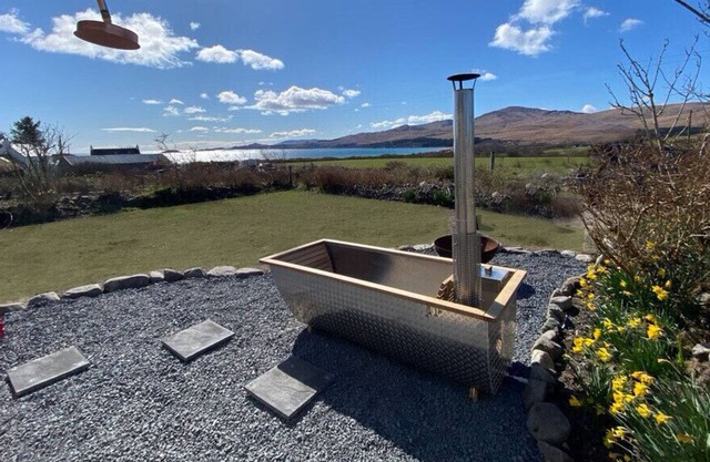 Cosy island cottage retreat for 2 with hot tub & sauna. Isle of Jura