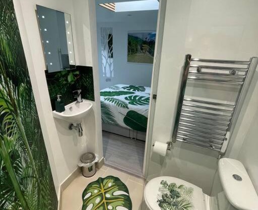 Cosy Jungle Cabin With Bathroom