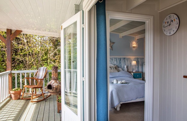 Cosy Lodge with beautiful views across the valley
