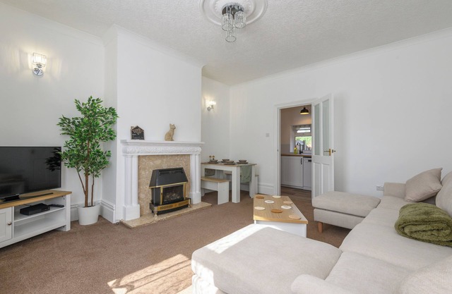 Cosy Mirfield Retreat, pet-friendly, 2B with parking and garden