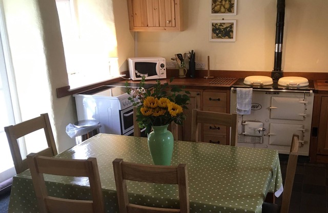 Cosy, peaceful cottage in Manorbier, Pembrokeshire for 5/6, a mile from beach