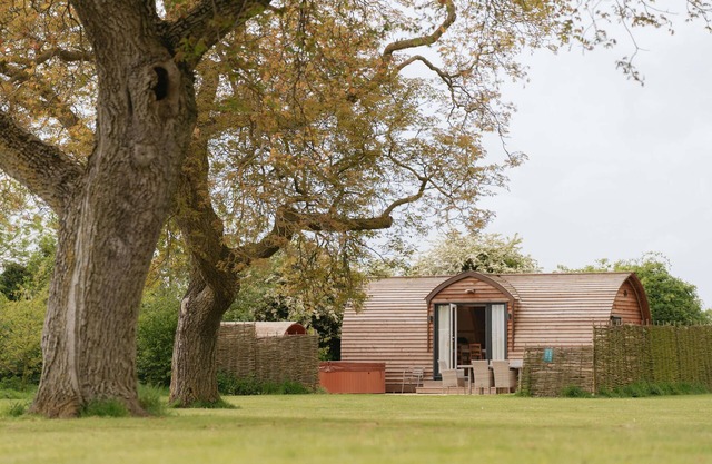 Cosy Rural Cabin With Hot Tub
