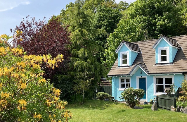 Cosy rural cottage hideaway on historic Crinan Canal