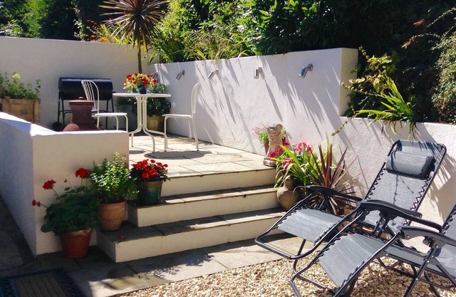 Cosy, rural retreat, chiminea and bbq. Perfect for couples. Dog-friendly.