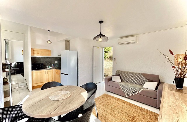 Cosy sea view villa with pool, gym, and beach 800 meters away