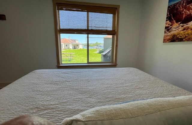 Cottage #4 - Beautiful 3 Bedroom Lakefront Cottage - Fully Renovated in 2024!