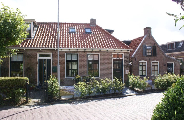 Cottage by Wadden Sea with Scenic Views