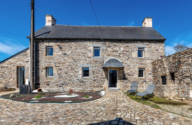Cottage 'Gite 8 Pers Au Calme - 9kms Plages' with Shared Terrace, Private Garden and Wi-Fi