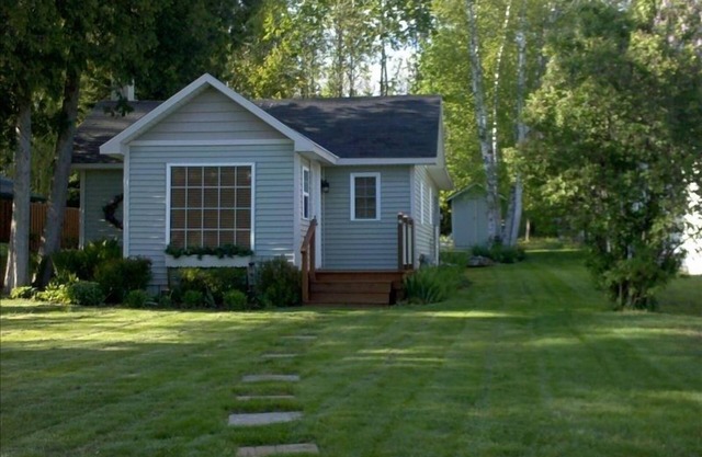 Cottage Home Crooked Lake Alanson by Petoskey Harbor Springs Mackinac WIFI Cable