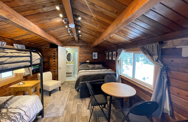 Cottage in Mountains -Firepit & Hotub - The perfect family Retreat