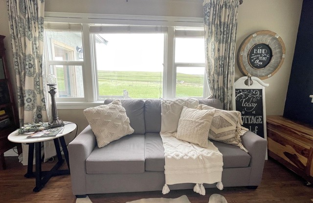 Cottage in the Country-Only 30 min. from Waterton! Sleeps 6 -Hot Tub!