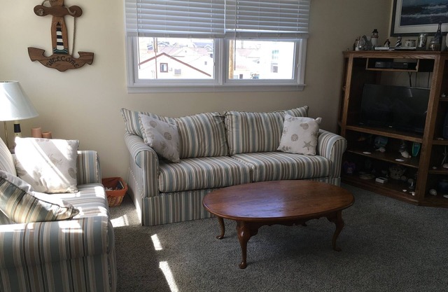 Cottage located 1 block from the beach and 1 block to the bay in Ocean Beach 2