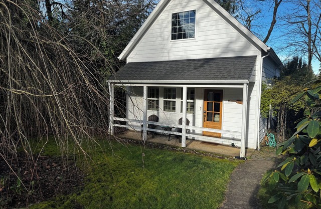 Cottage next to historical home in Lake Oswego