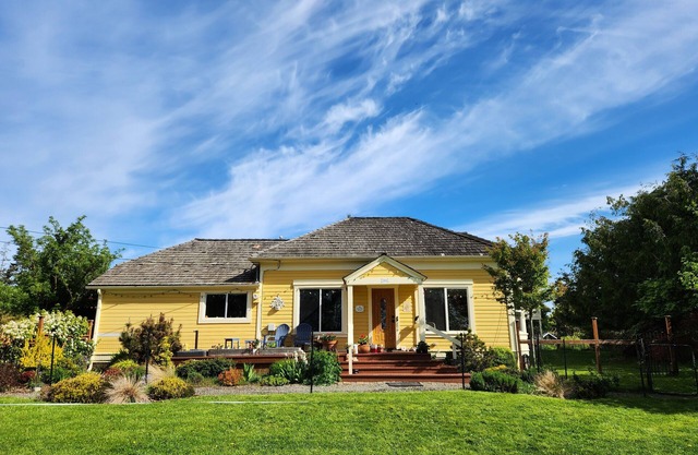 Cottage, North Beach. Entire House and grounds. Country Charm.