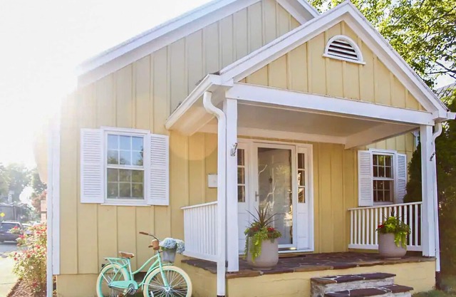 Cottage on King | Charming Historic Leesburg Home
