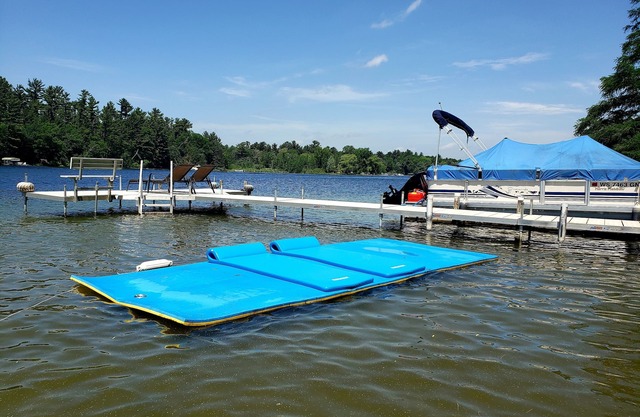 Cottage on Long Lake on the Chain O' Lakes with sandy shore and pontoon rental.