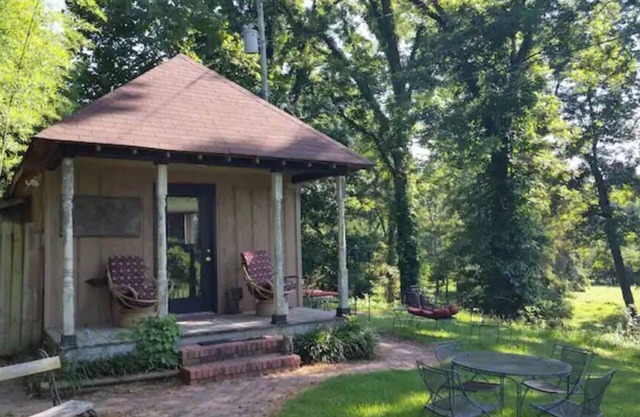 Cottage on riverbank one mile from Clarksdale in gated community