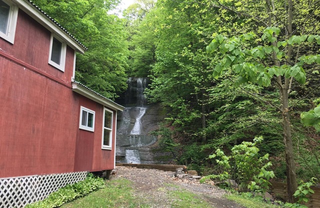 Cottage Overlooking Private Waterfall, 100 Yards From Level Beach. 1 BR w/loft