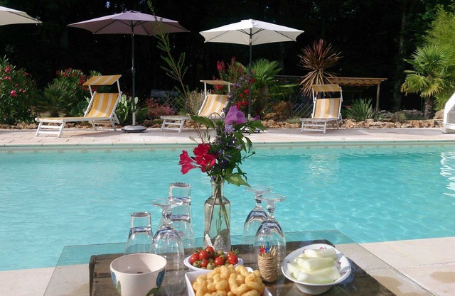Cottage, pool and well-being in a charming forest domain of Medieval Perigord
