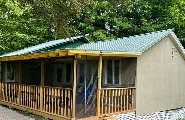 Cottage style Bungalow/shared pool 8 min to bethel woods/10min to world Casino